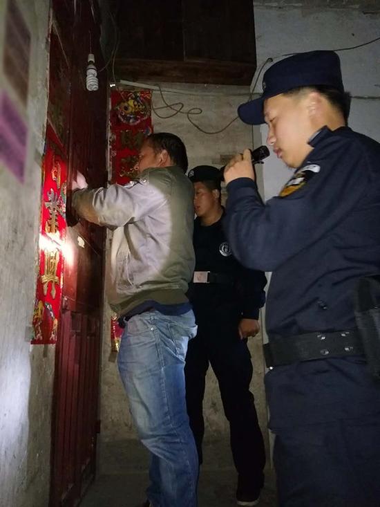 三穗县粗心妈妈误将幼女锁家中 民警全城寻开锁师傅开门